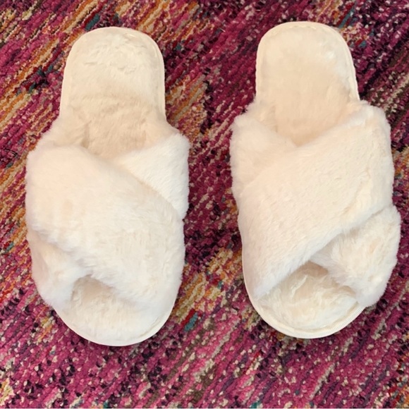 Women’s Fluffy White Slippers With Rubber Soles Size 7 - Picture 3 of 3